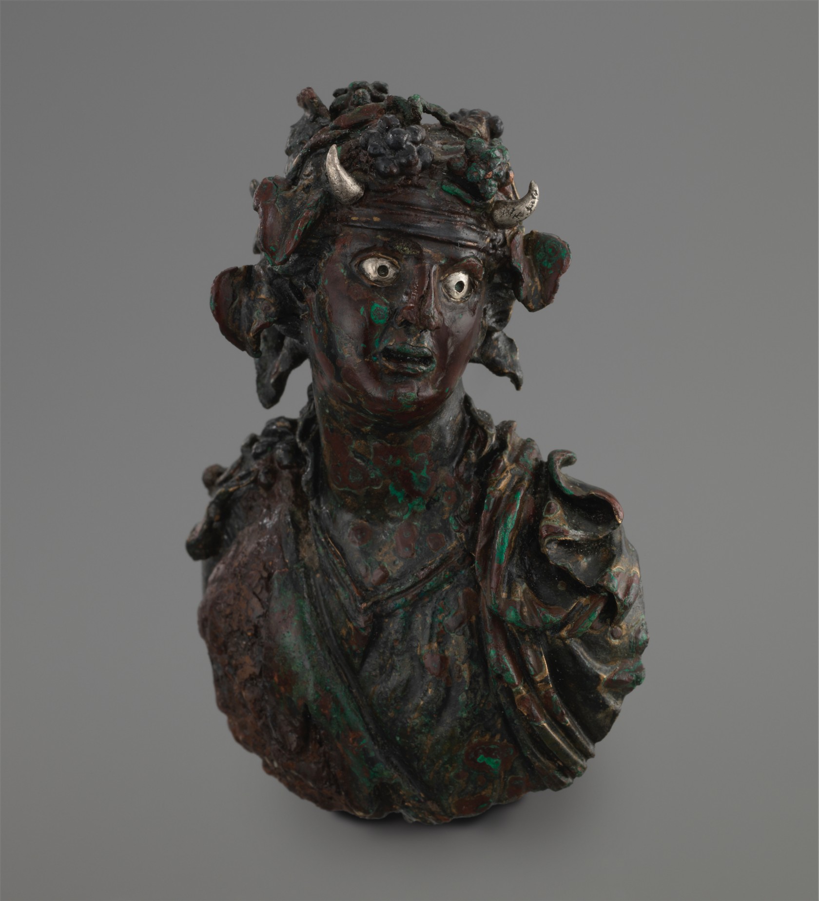 <em>Applique en forme de buste de Dionysos Tauros</em>														<br>Égypte, Alexandrie, IIe – Ier siècle avant J.-C.