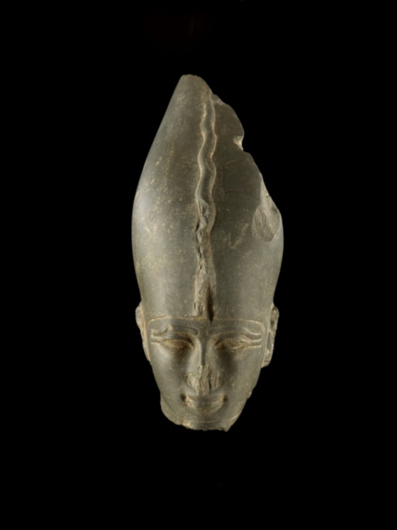 <em>Tête du roi Psammétique III.  Musée du Louvre, inv. E10706</em>