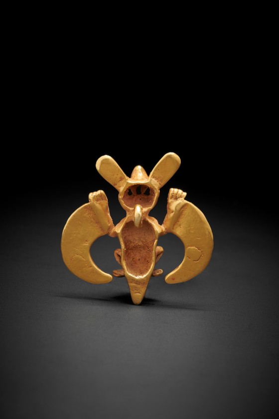 <em>Pendentif en forme de chauve-souris vampire</em> <br>Costa Rica, Diquis, XIIIe – XVIe siècle après J.-C.