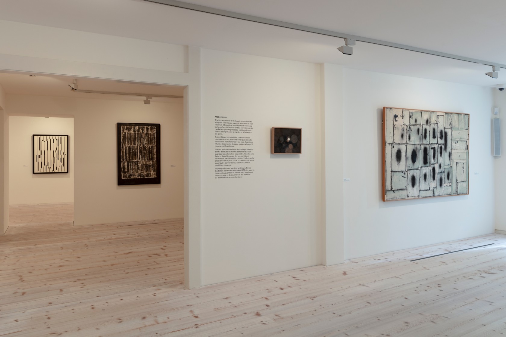 <em>Fig. 2 - Vue de l’exposition Abstractions plurielles, 1950-1980 au Musée d’art de Pully © Fondation Gandur pour l’Art, Genève. Photographe : Lucas Olivet © SBJ / 2021, ProLitteris, Zurich</em>