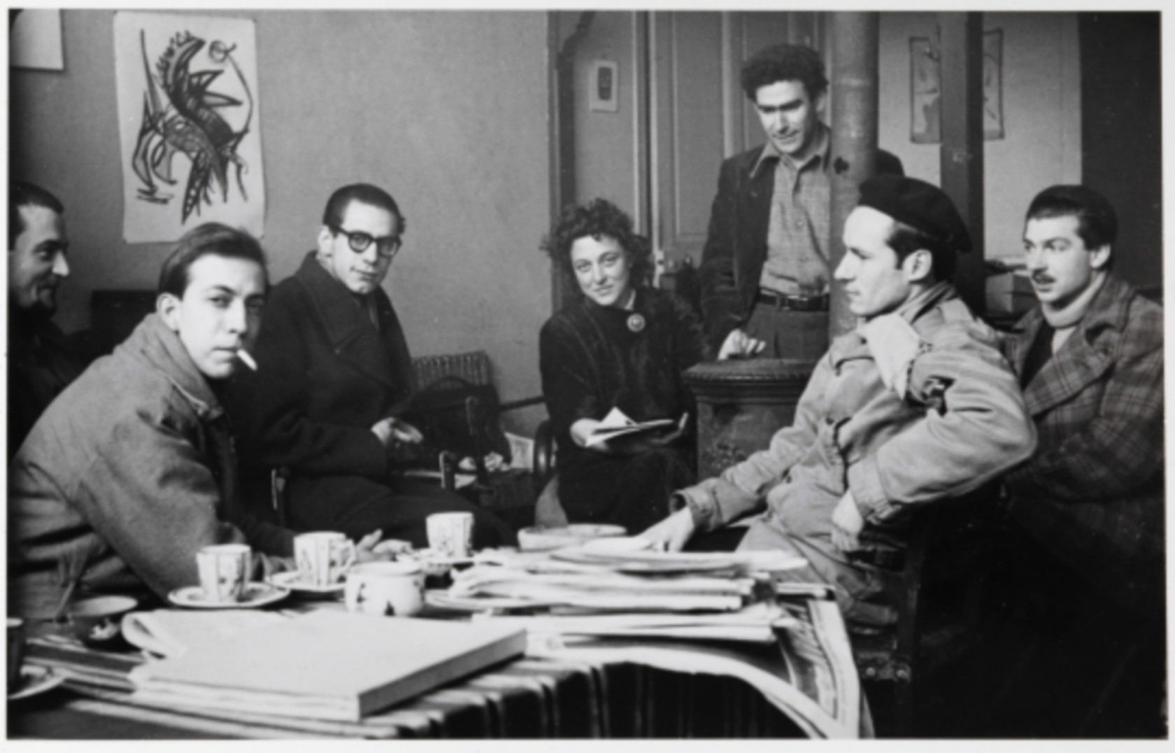 <em>Réunion Cobra à l’atelier de Jean-Michel Atlan, rue de la Grande-Chaumière, Paris, 1949.</br>De gauche à droite : Jacques Doucet, Constant, Christian Dotremont, Denise Atlan, Jean-Michel Atlan, Corneille et Karel Appel. </em>