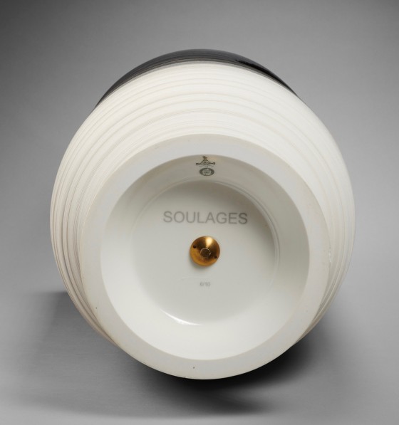 Pierre Soulages <br> <em>Vase (base)</em> <br>2000-2008 Détail du vase de Pierre Soulages