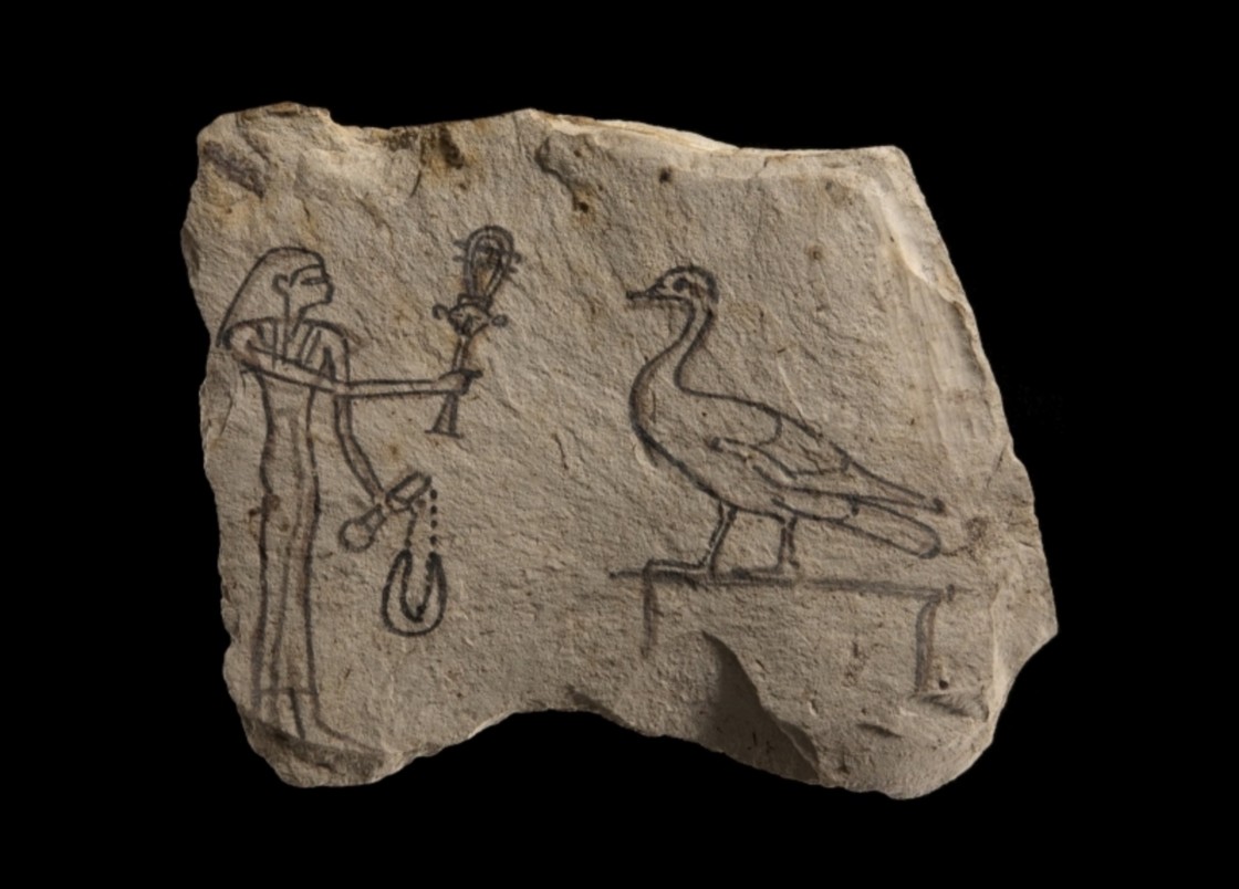 <em>Ostracon montrant une prêtresse officiant devant Amon sous forme d’oie</em> <br>ÄM 3307 Ostracon montrant une prêtresse officiant devant Amon sous forme d’oie, ÄM 3307