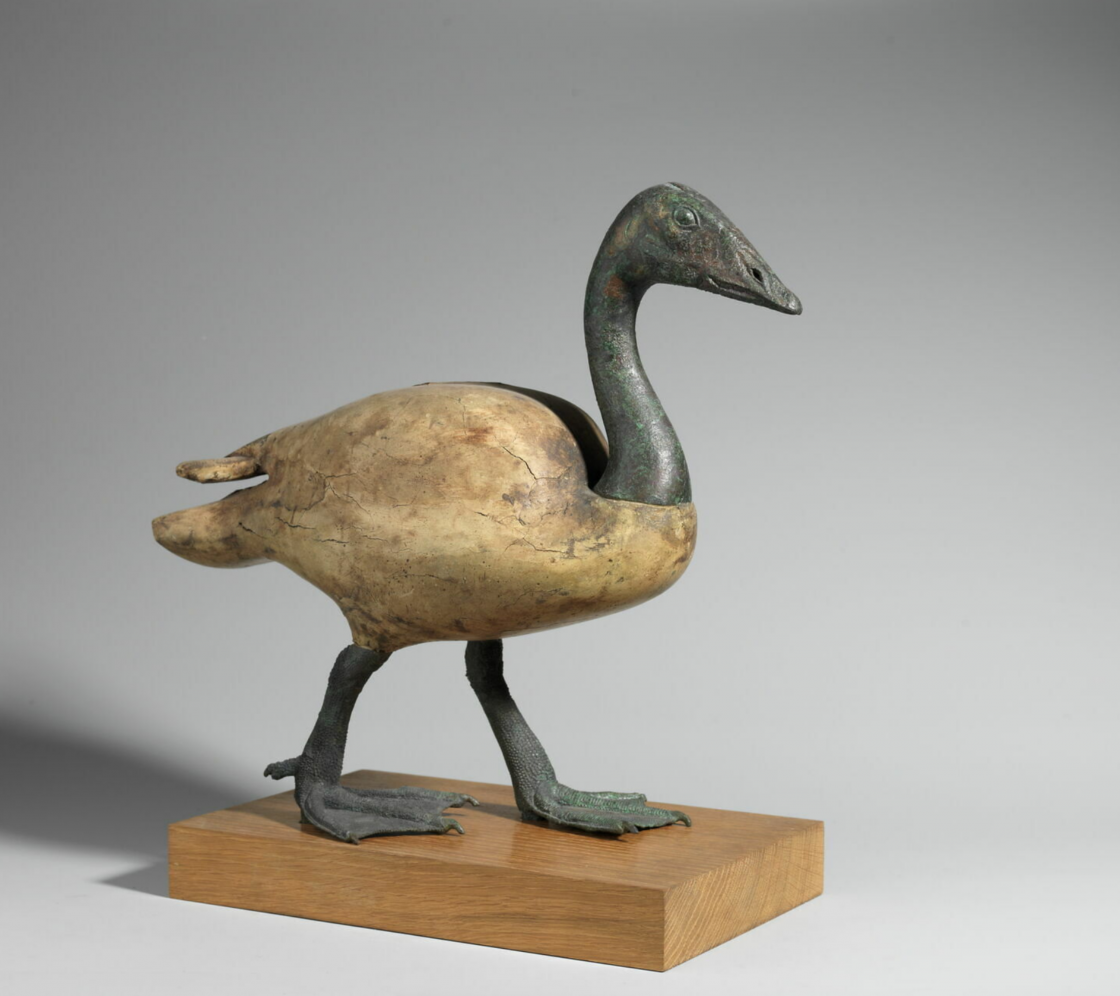 Statue of a goose of Amun, stuccoed linen and bronze, inv. E 26020.