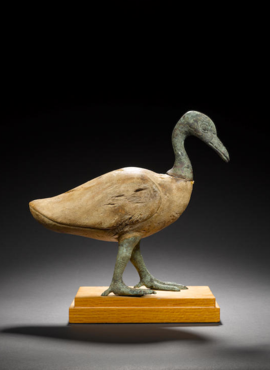<em>Statue d’oie du dieu Amon en bois et bronze. Collection particulière. </em> Statue d’oie du dieu Amon en bois et bronze. Collection particulière.