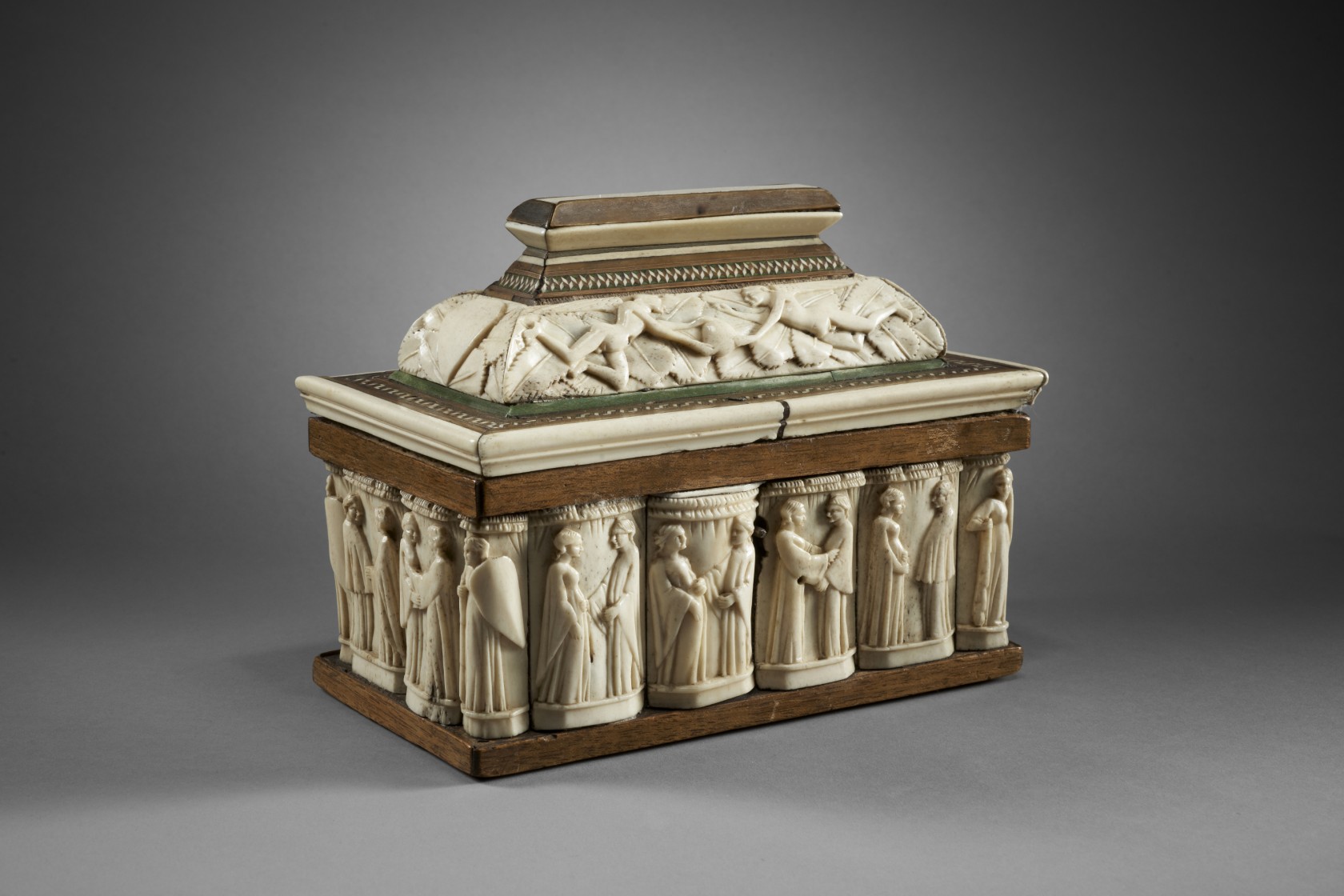 Entourage de l’atelier des Embriachi <br> <em>Coffret de mariage</em> <br>vers 1400-1420 Coffret de mariage du quinzième siècle