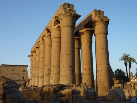 <em>Grande colonnade érigée sous le règne d’Amenhotep III, temple de Louxor. </em> Grande colonnade érigée sous le règne d’Amenhotep III, temple de Louxor.