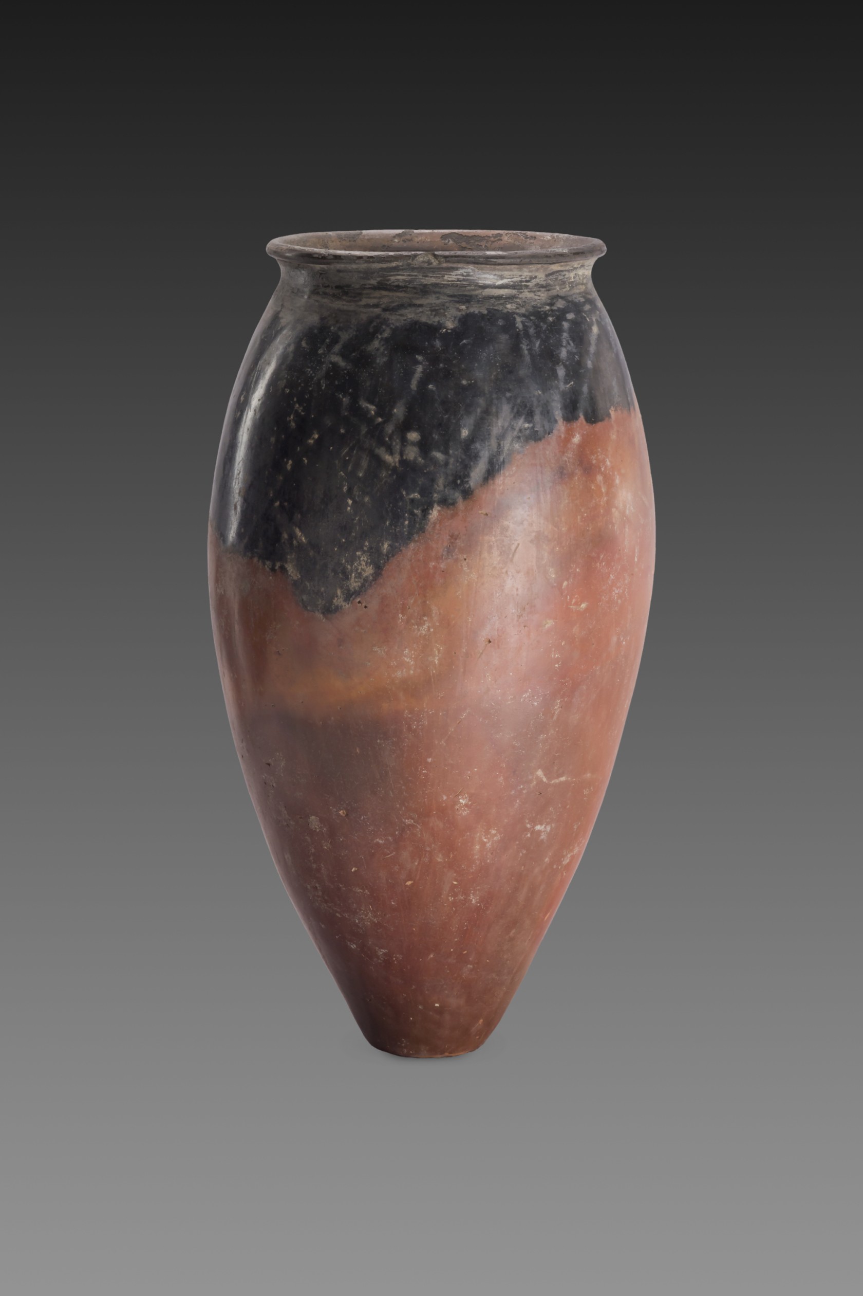 <em>Jarre prédynastique polie rouge à bord noir</em> <br>Époque prédynastique, Naqada II (vers 3500 – 3400 av. J.-C.)