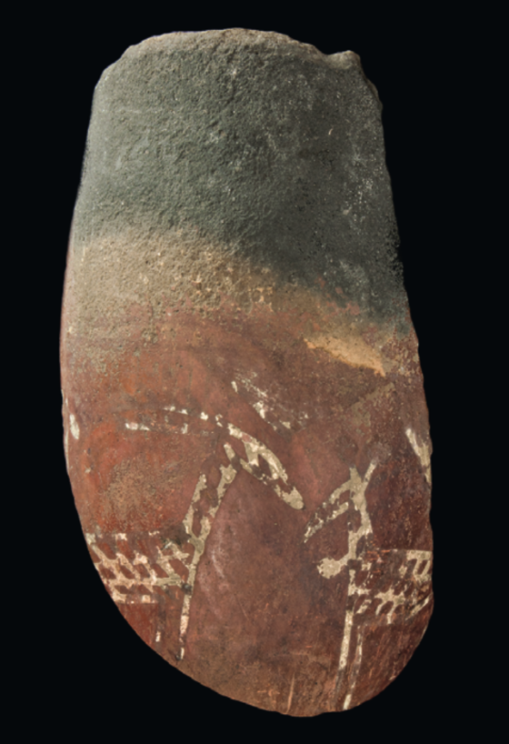 <em>Fragment de vase rouge à bord noir et décor animalier blanc</em>