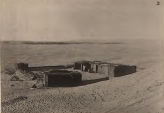 <em>La maison de fouille à el-Amra et vue sur le site</em>