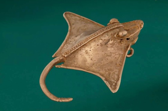 <em>Ray-shaped pendant</em>